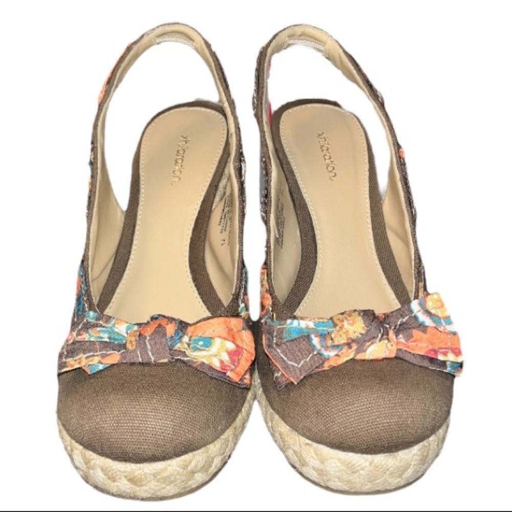 𝅺XHILIRATION brown wedges with multicolored bow